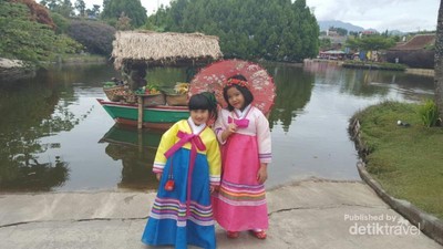 Pakai Hanbok Korea di Floating Market Bandung, Bisa!