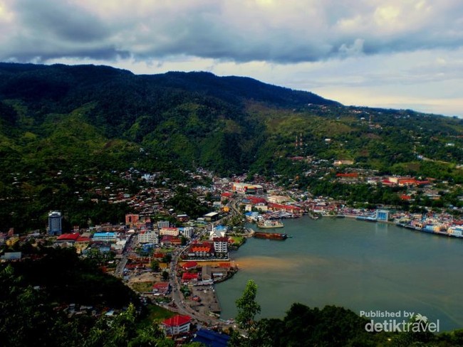 Panorama Cantik Kota Jayapura dari Puncak Polimak