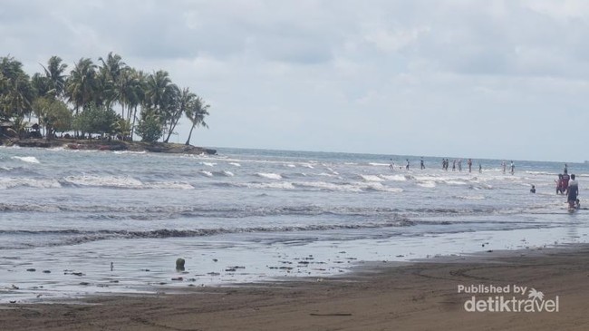 Pantai Air Manis, Tempat Malin Kundang Jadi Batu