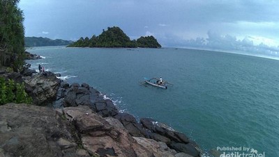 Pantai Batu Lapis, Destinasi Long Weekend Anti Mainstream di Lampung