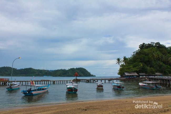 Pantai Carocok Padang, Tidak Kalah Indah dengan Derawan