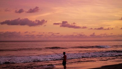 Pantai di Bali dalam Balutan Senja yang Magis