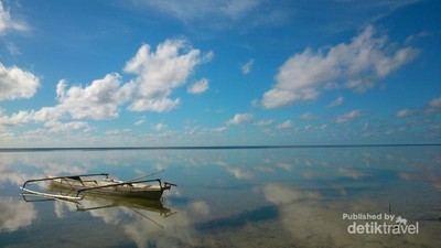 Pantai di Desa Ini Punya Air Laut Sebening Kaca