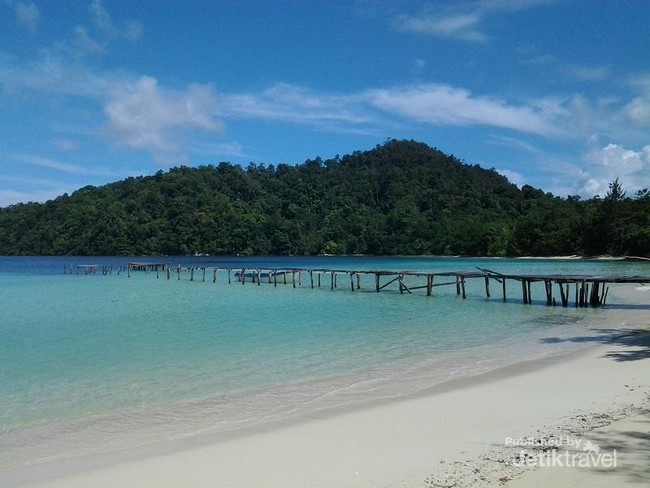 Pantai di Raja Ampat yang Serasa Milik Pribadi