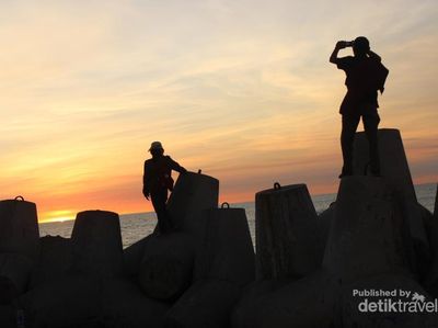 Pantai di Yogya yang Identik dengan Pemecah Ombaknya