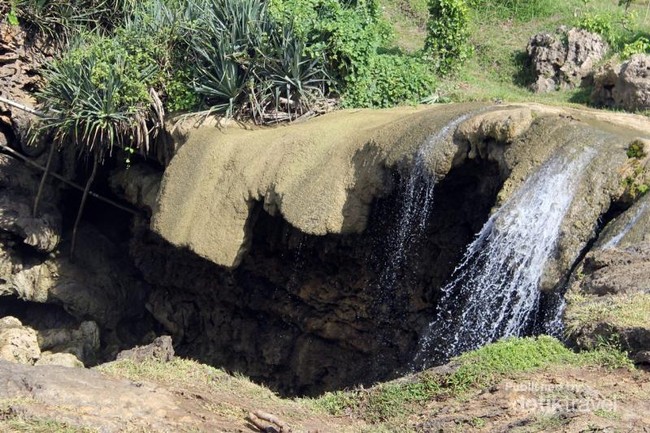 Pantai Jogan dan Air Terjun Ajaib yang Jatuh Ke Laut
