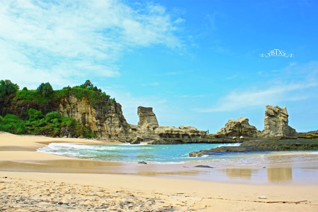 Pantai Klayar, Primadona Ombak di Jatim