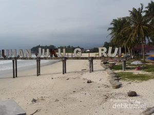 Pantai Krui Lampung, Surganya Penikmat Ombak Kelas Dunia