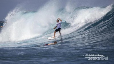 Pantai Lakey di NTB, Incaran Peselancar Dunia