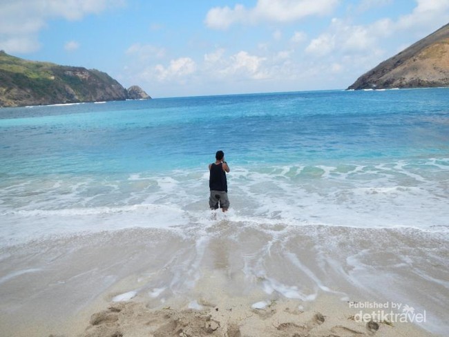 Pantai Mawun, Pesona Pasir Putih & Biru Laut Lombok