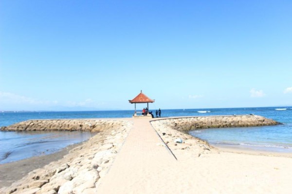 Pantai Sanur Pasir  Hitam  Laut  Birunya yang Cantik