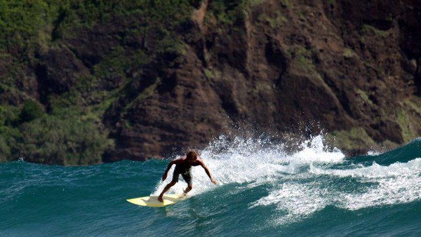 Pantai Sekongkang, Ombak Yoyo-nya Memanjakan Peselancar dan Fotografer