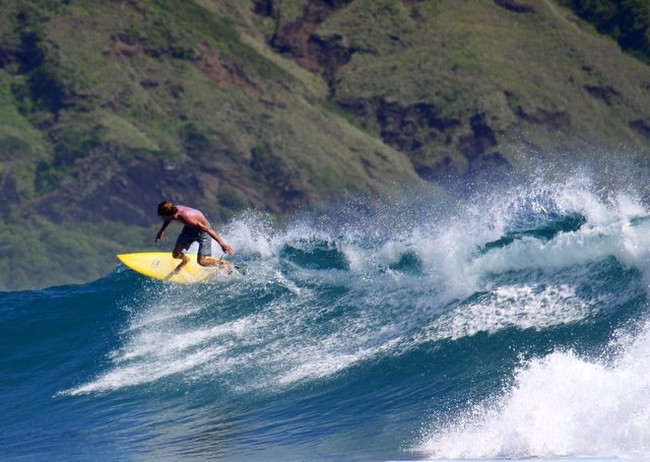 Pantai Sekongkang, Ombak Yoyo-nya Memanjakan Peselancar dan Fotografer