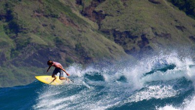 Pantai Sekongkang, Ombak Yoyo-nya Memanjakan Peselancar dan Fotografer