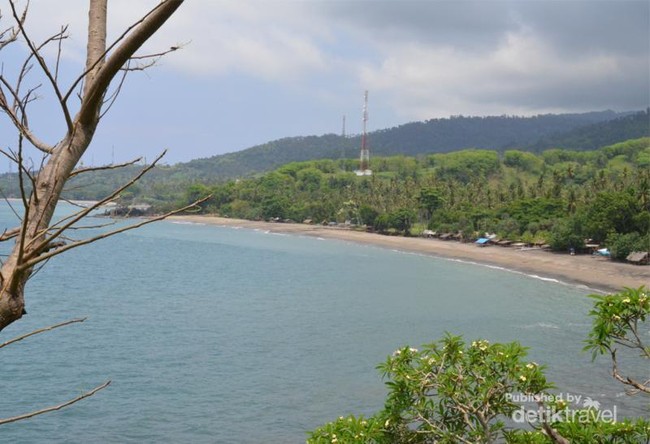 Pantai Senggigi yang Membuah Hati Ceria