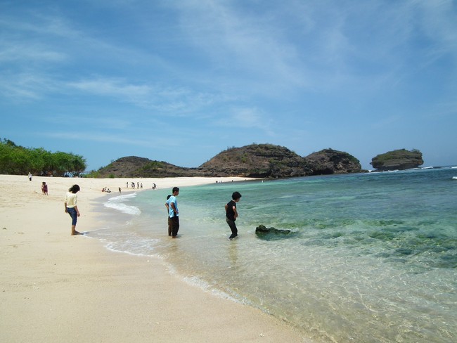 Pantai Watu Karung di Pacitan, Surga Surfing Saingan Bali