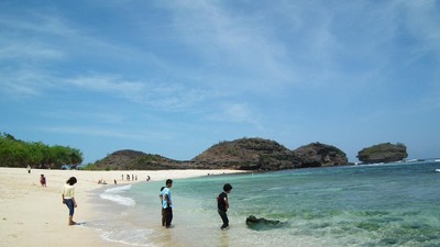 Pantai Watu Karung di Pacitan, Surga Surfing Saingan Bali