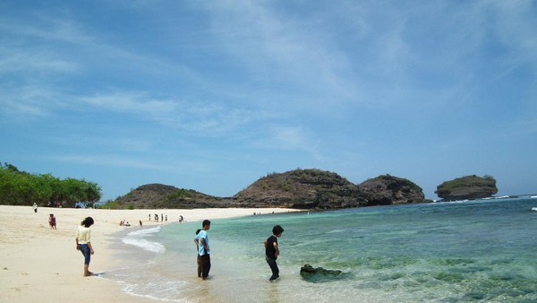 Pantai Watu Karung di Pacitan, Surga Surfing Saingan Bali