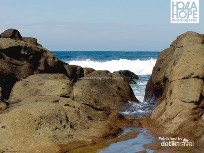 Pantai Wediombo, Mesranya Ombak & Batu Karang