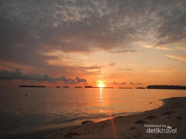 Papatheo, Pulau dengan Sunset Menawan di Kepulauan Seribu