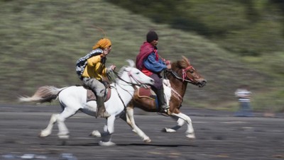 Para Joki Tangguh di Gunung Bromo