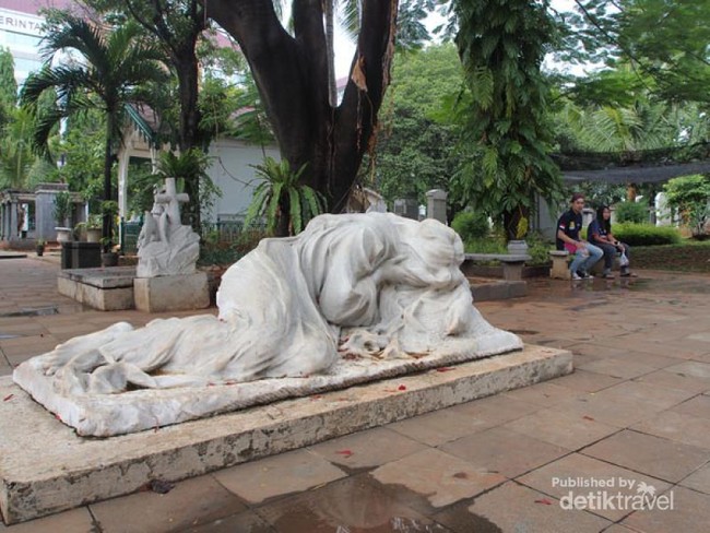Patung Berwajah Sendu di Museum Taman Prasasti