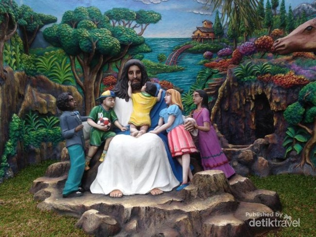 Patung-patung Artistik di Gereja India Medan