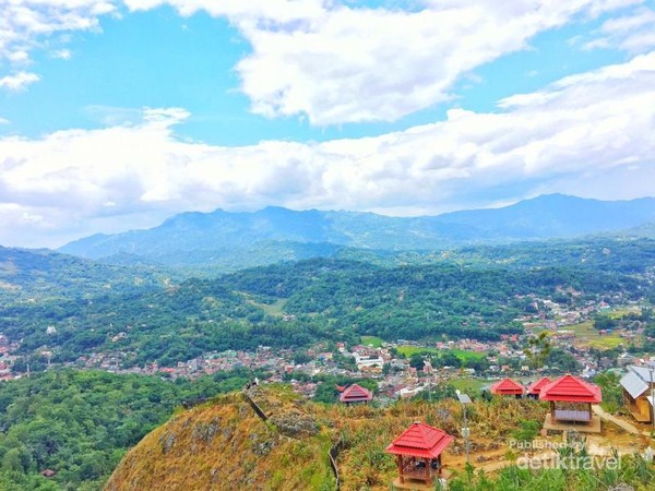 Melihat pemandangan Tana Toraja dari ketinggian