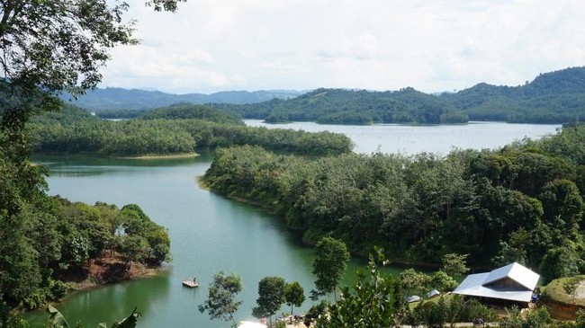 Pemandangan Cantik dari Danau PLTA di Riau