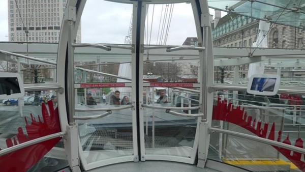 Dengan kecepatan 0,26 m/detik, London Eye tidak berhenti saat memasukkan atau menurunkan penumpang