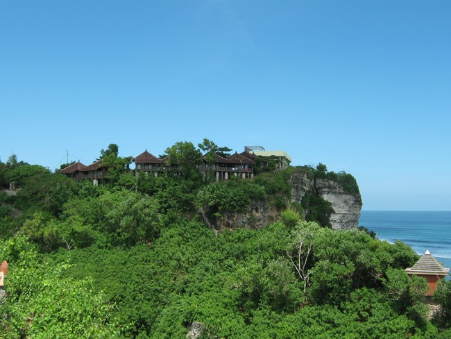 Pemandangan Dahsyat dari Atas Tebing Pantai Blue Point, Bali