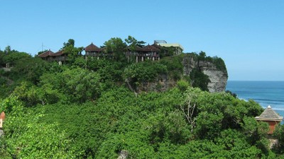 Pemandangan Dahsyat dari Atas Tebing Pantai Blue Point, Bali