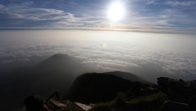 Pemandangan Dahsyat Puncak Gunung Arjuno