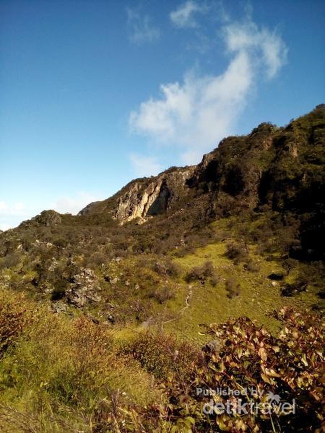 Pemandangan dari Puncak Gunung Lawu, Keren Banget!