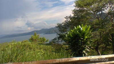Pemandangan Tepi Danau Sentani di Papua