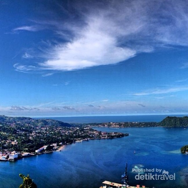 Penampakan Awan Berbentuk Burung Cenderawasih di Papua