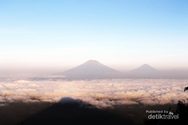 Penampakan Lautan Awan Menakjubkan di Gunung Andong, Magelang