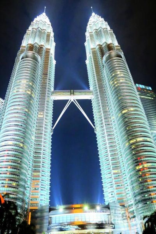 Penampakan Menara Petronas, Pagi Sampai Malam