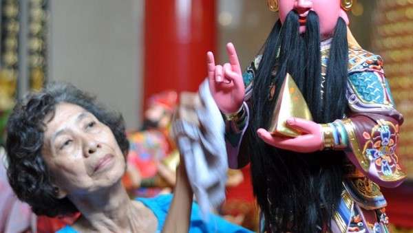 Pencucian Patung Dewa di Klenteng Xian Ma, Makassar