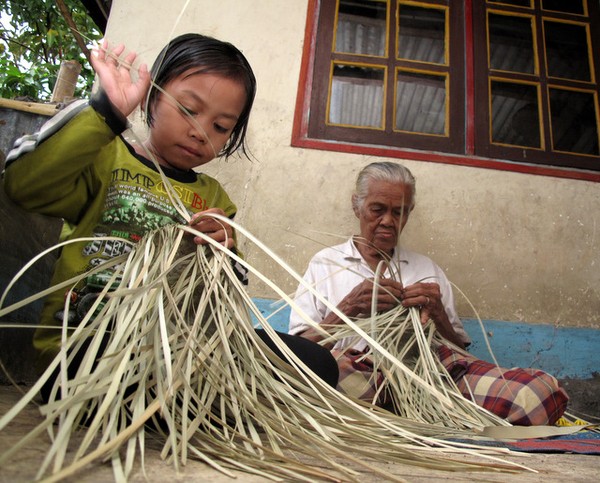 Pengrajin Daun  Lontar  di Desa Suradadi Lombok Tengah