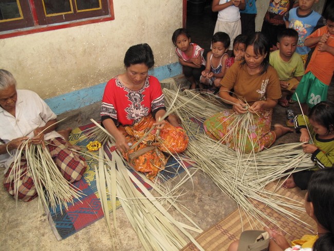Pengrajin Daun Lontar di Desa Suradadi - Lombok Tengah