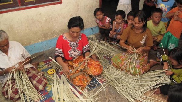 Pengrajin Daun Lontar di Desa Suradadi - Lombok Tengah