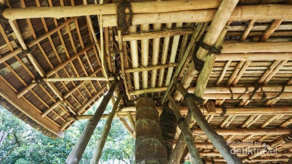 Pondasi rumah adat ini masih menggunakan bambu dan ijuk sebagai penguatnya