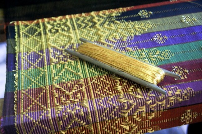 Perempuan Di Balik Songket