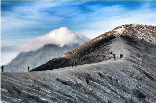 Perjuangan Para Penambang Belerang di Kawah Ijen