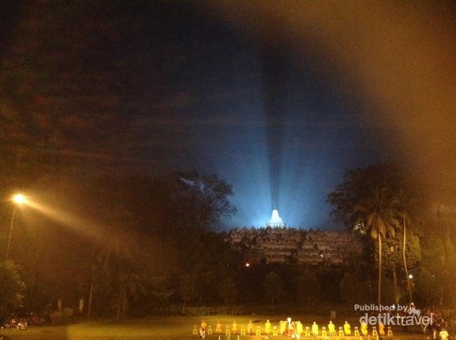 Pesona 1.000 Lampion Pada Perayaan Waisak di Candi Borobudur