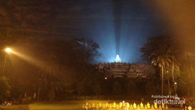 Pesona 1.000 Lampion Pada Perayaan Waisak di Candi Borobudur