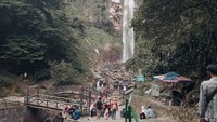 Pemandangan indah air terjun gerojokan sewu