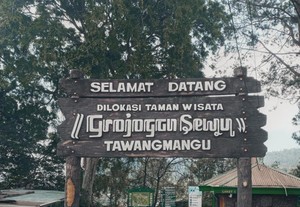 Pesona Air Terjun Grojogan Sewu dan Seribu Tangganya
