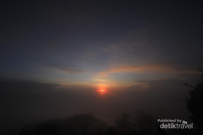 Pesona Golden Sunrise di Gunung Cikuray